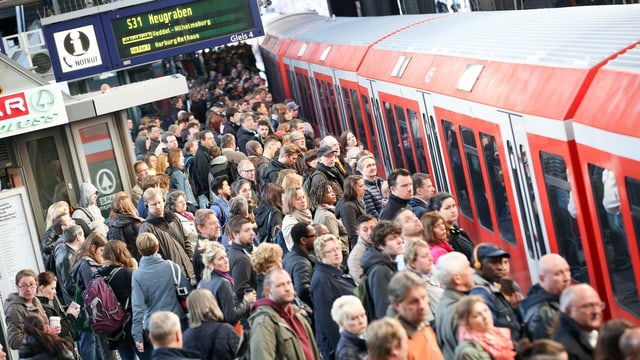 Menschen auf dem Perron