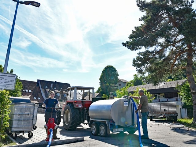 Bauern füllen Wassertankwagen auf.