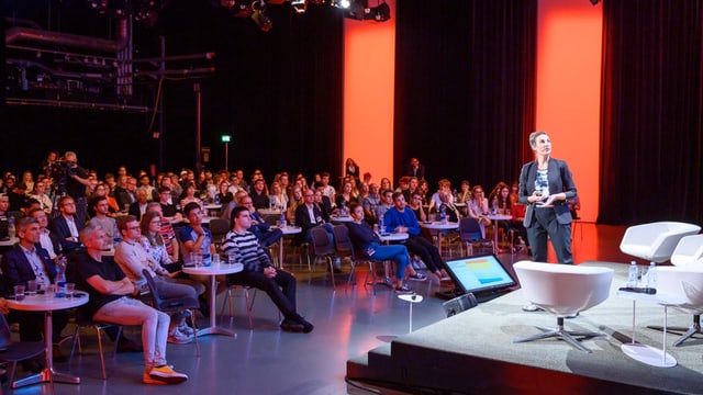 Die erste Keynote beim «Hallo SRF! Medienforum»: von Cloé Jans (Jugend- und Gesellschaftsforscherin, gfs.bern)