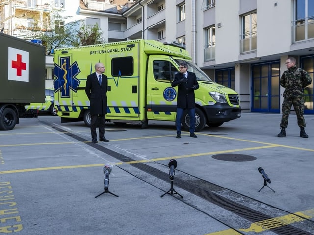 Medienkonferenz vor Fahrzeugen 