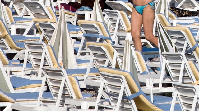 Leere Liegestühle am Strand von Antalya. 