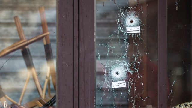 Einschüsse in Fenster.