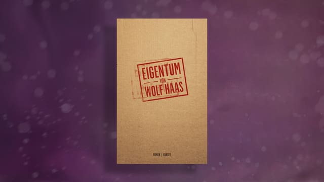 Buchcover im Stil eines Verpackungs-Kartons. Darauf der Buchtitel als roter Stempel «Eigentum von Wolf Haas»