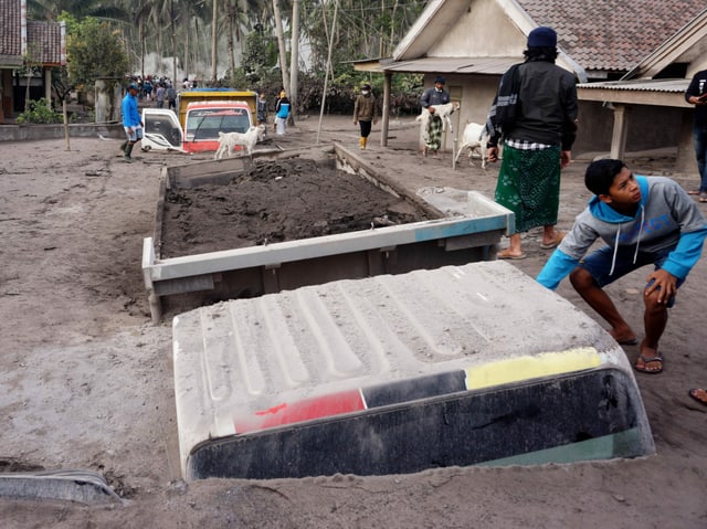 Seluruh truk terkubur di bawah abu vulkanik.