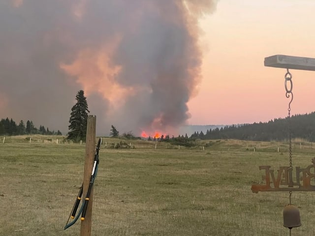 Feuer in Kanada von Weitem fotografiert.