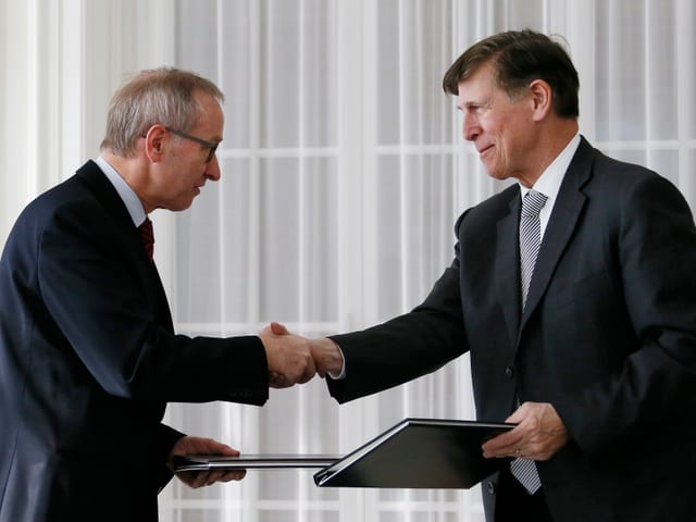 Beyer (rechts) mit dem ehemaligen Staatssekretär Michael Ambühl.