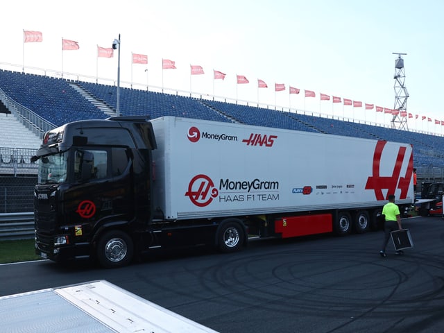 Renntransporter des MoneyGram Haas F1 Teams auf Rennstrecke.