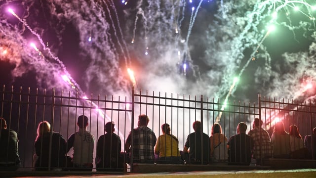 Publikum begutachtet ein grosses 1. August-Feuerwerk