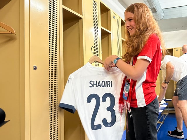 Mädchen verräumt ein T-Shirt in den Spielerschrank