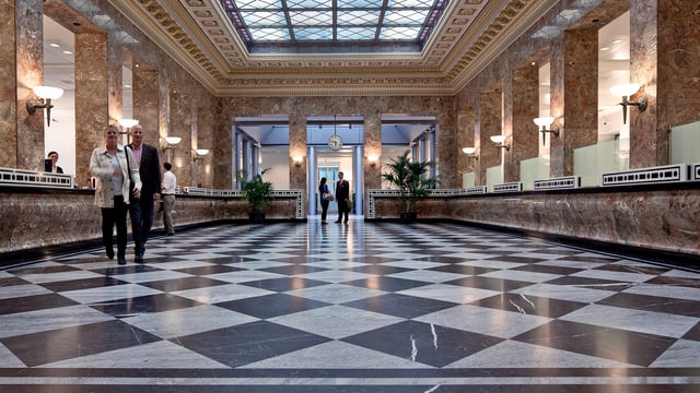 Kunden in der Schalterhalle der Bank UBS an der Bahnhofstrasse in Zürich.