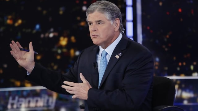 Sean Hannity mit Händen gestikulierend im Studio von Fox-News.