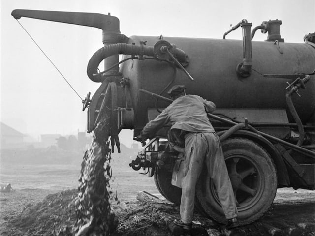 Arbeiter mit «Güllenfass», menschlicher Mist wird abgelassen