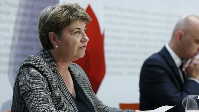 Verteidigungsministerin Viola Amherd spricht vor den Medien