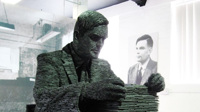 Skulptur und Foto von Alan Turing im Museum Bletchley Park.