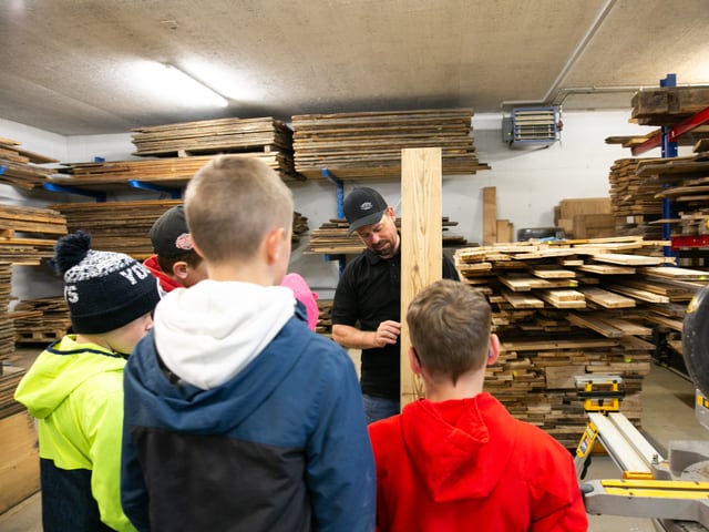 In einem weiteren Holzlager im Keller hat es noch mehr Holzstücke, die aufeinandergestapelt sind.