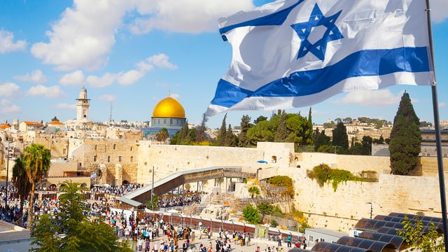 Eine israelische Flagge weht über der Klagemauer in Jerusalem.