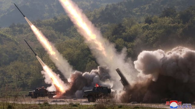 Raketen kurz nach der Abfeuerung.