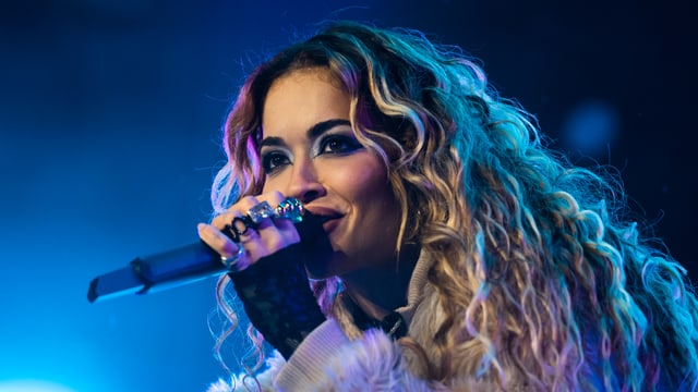 Rita Ora auf der Bühne. 