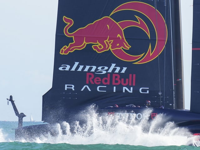 Alinghi Red Bull Racing Segelboot bei hoher Geschwindigkeit auf dem Wasser.