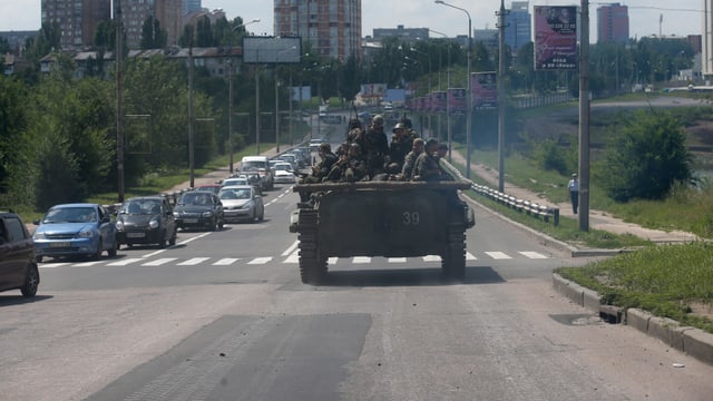 Panzer fährt durch die Stadt