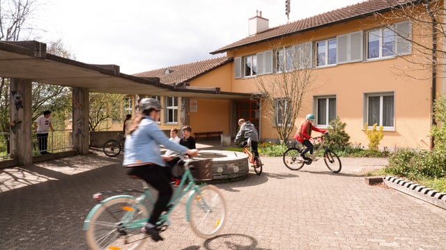 Schulkinder auf dem Velo