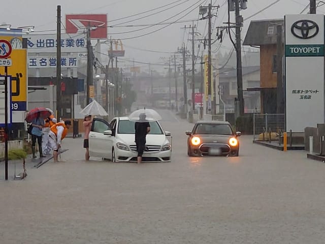 Auf der südwestlich gelegenen japanischen Insel Kyushu überflutete der Taifun die Strassen.