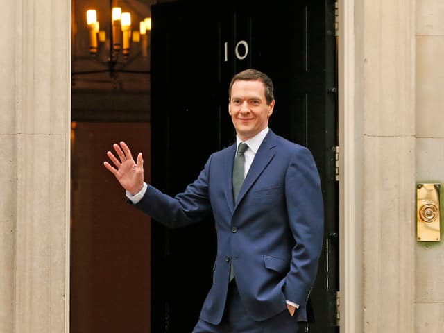 Finanzminister George Osborne winkt bei der Ankunft am Amtssitz des Premiers. 