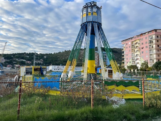 Der leere Vergnügungspark mit einer stillgelegten Bahn.