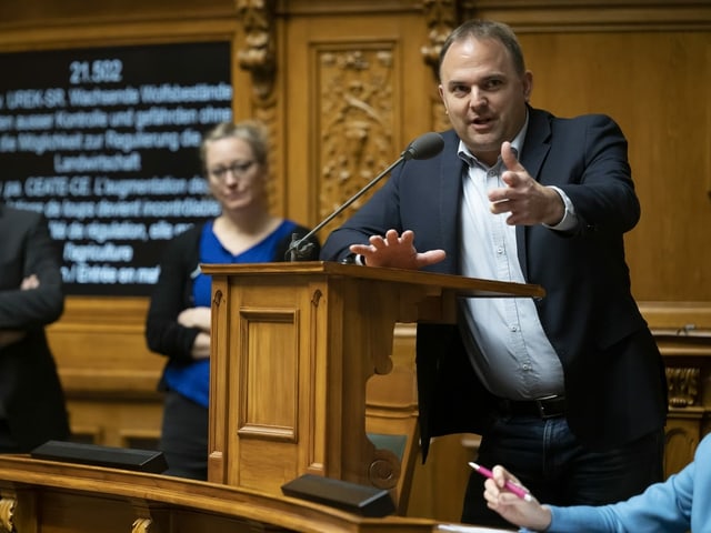 Marcel Dettling spricht am Rednerpult im Nationalrat.