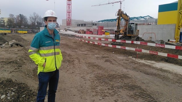 Mann mit Sicherheitsweste auf Baugelaende