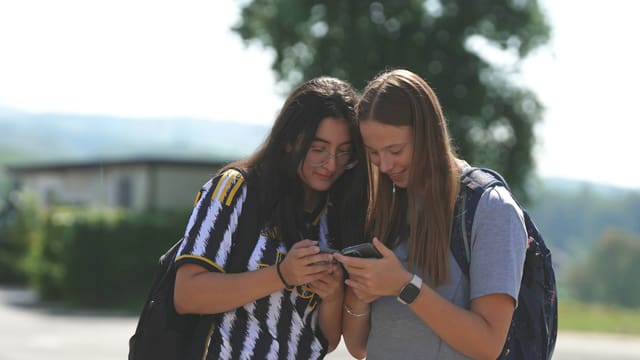 Zwei junge Teenager-Mädchen am Handy