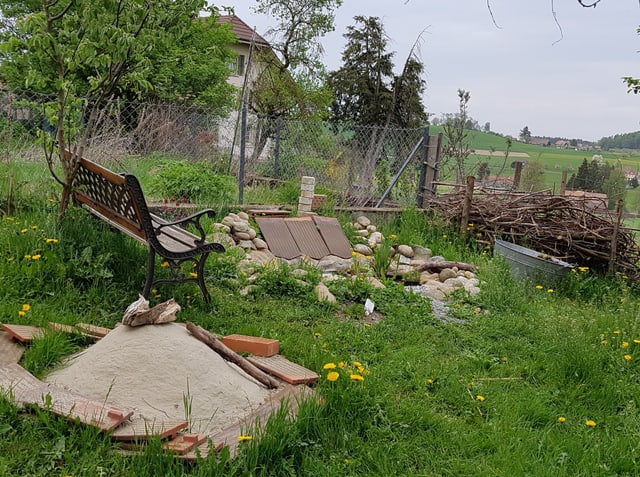 Sandhaufen als Nisthilfe für Wildbienen