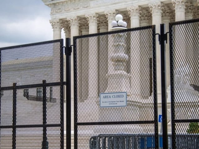 Abriegelung vor Gerichtsgebäude.