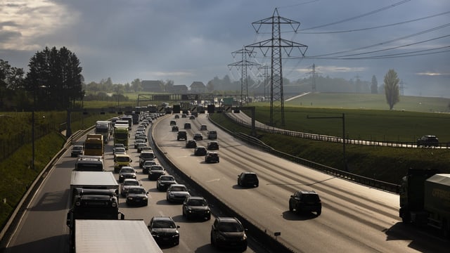 Lastwagen und Personenwagen stehen im Stau auf der Autobahn A1 vor dem Gubristtunnel. (Bild vom 27. April 2023)