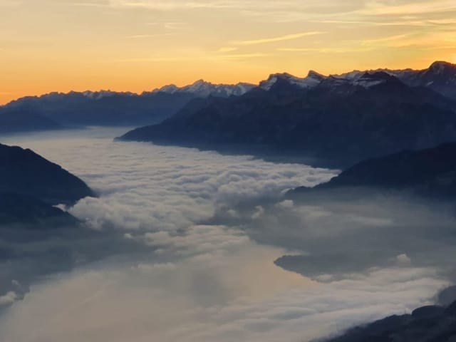 Wunderschöner Sonnenaufgang auf dem Niesen mit Blick auf das Nebelmeer über dem Brienzer- und Thunersee