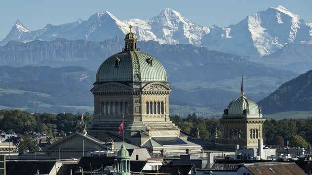 Bundeshaus vor Bergkulisse