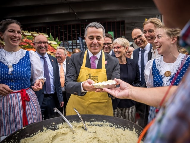 Der Tessiner Ignazio Cassis kostet Mais aus dem Rheintal.