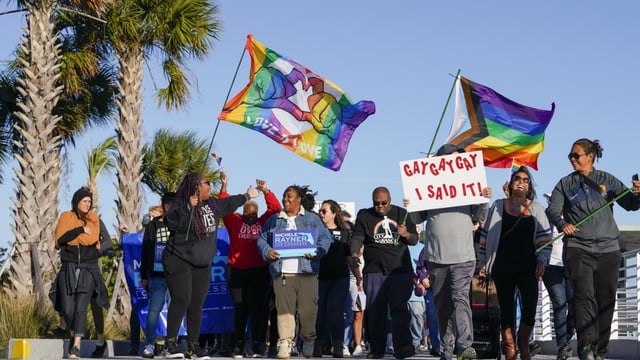 Demonstrationszug mit Regenbogenfahnen