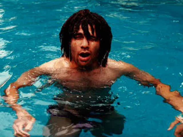 Mike La Marr mit Dreadlocks im Pool.