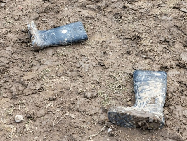 Zwei Gummistiefel liegen im Schlamm am Openair St. Gallen