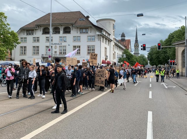 Demonstrierende auf dem Helvetiaplatz vor dem Volkshaus