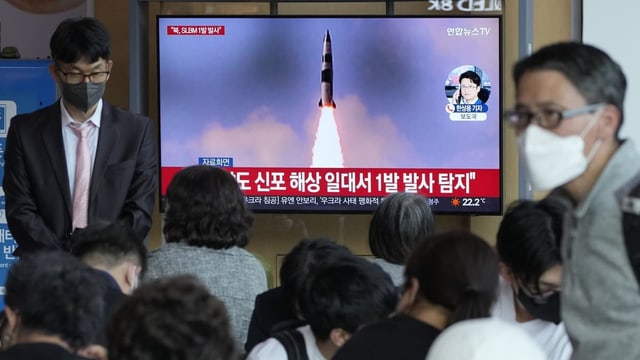 Auf einem Bildschirm am Bahnhof im südkoreanischen Seoul wird der Raketentest in Nordkorea gezeigt.