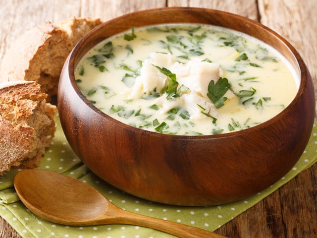 Holzschüssel mit Fisch, Zwiebeln; Lauch und Kartoffeln.