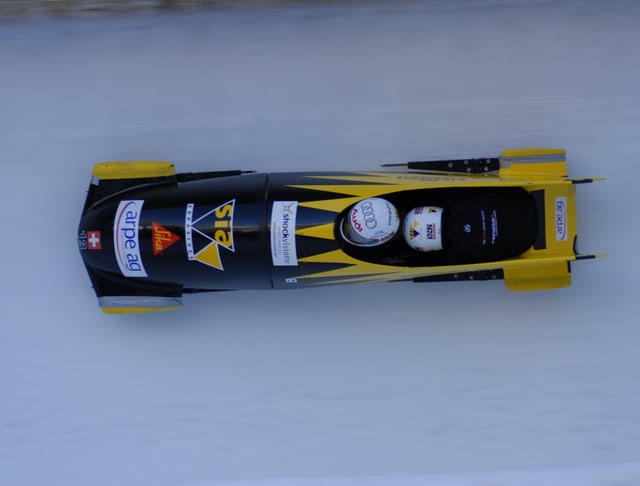 Ein Bob fährt über die Eisbahn in St. Moritz