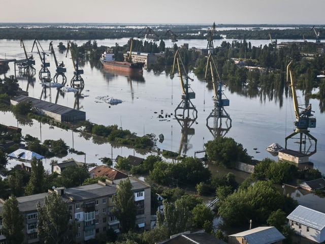 Blick auf den Hafen von Cherson. Es sind Hafenkräne und Frachtschiffe zu sehen.