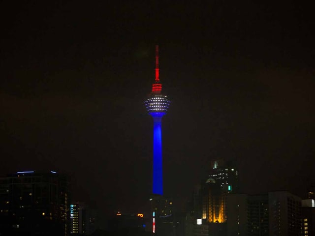 Menara Kuala Lumpur, der höchste Fernsehturm Malaysias in den französischen Farben