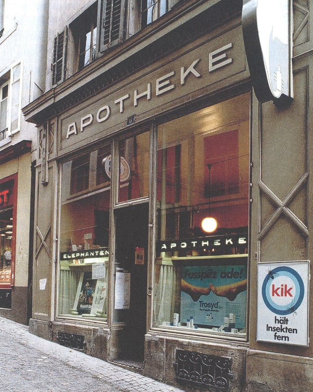 Foto von der Elefanten-Apotheke an der Marktgasse im historischen Kern von Zürich.