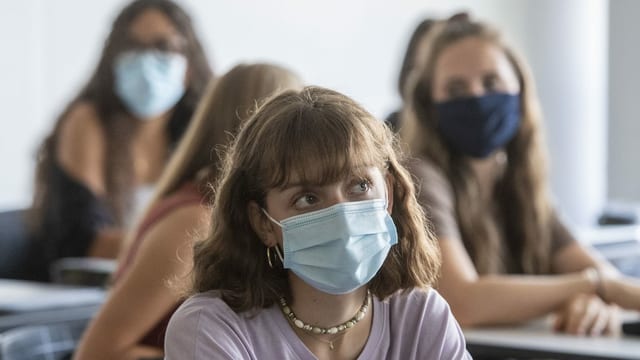 Jugendliche in Gymnasien: Masken sind kein Problem.