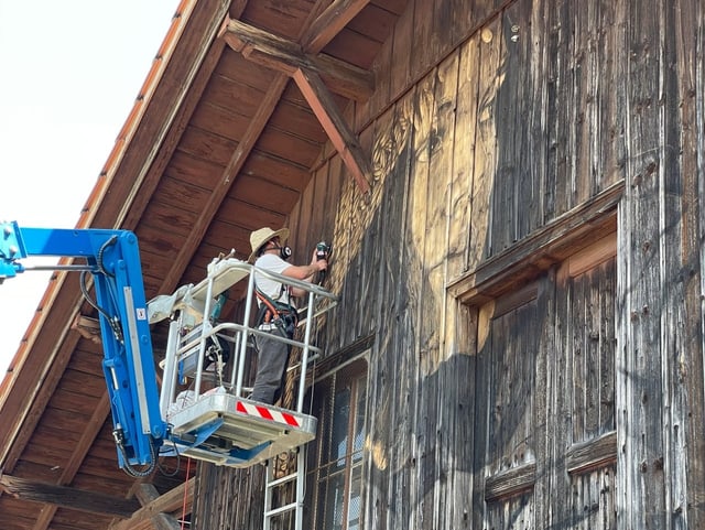 Künstler fräst mit Schleifmaschine ein Konterfei ins Holz