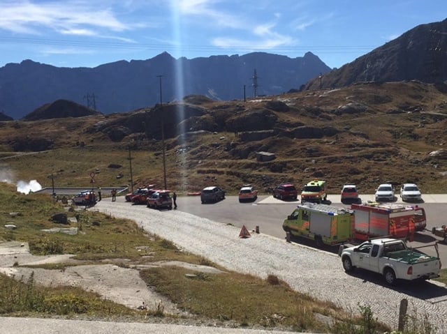 Wagen der Feuerwehr und Rettungskräfte bei der Absturzstelle. 